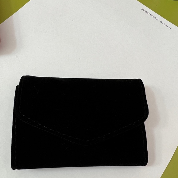 Gucci Beauty Black Velvet Case Nail Buffer Gift Set - Picture 2 of 4